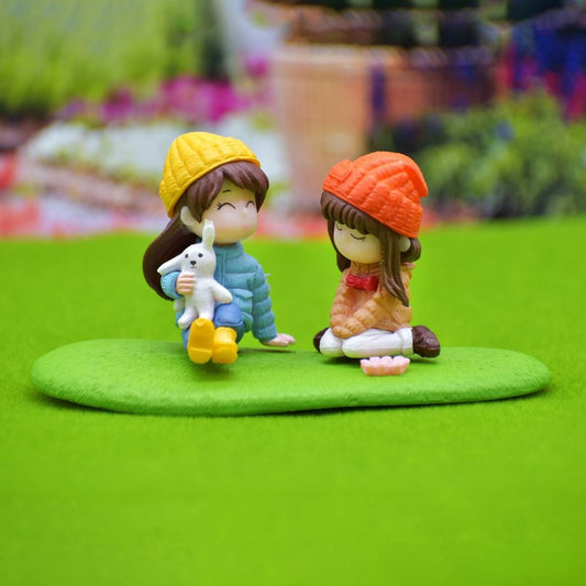 Miniature Couple With Grass | 10x6x3 Cm | Dollhouse Decor And Accessories