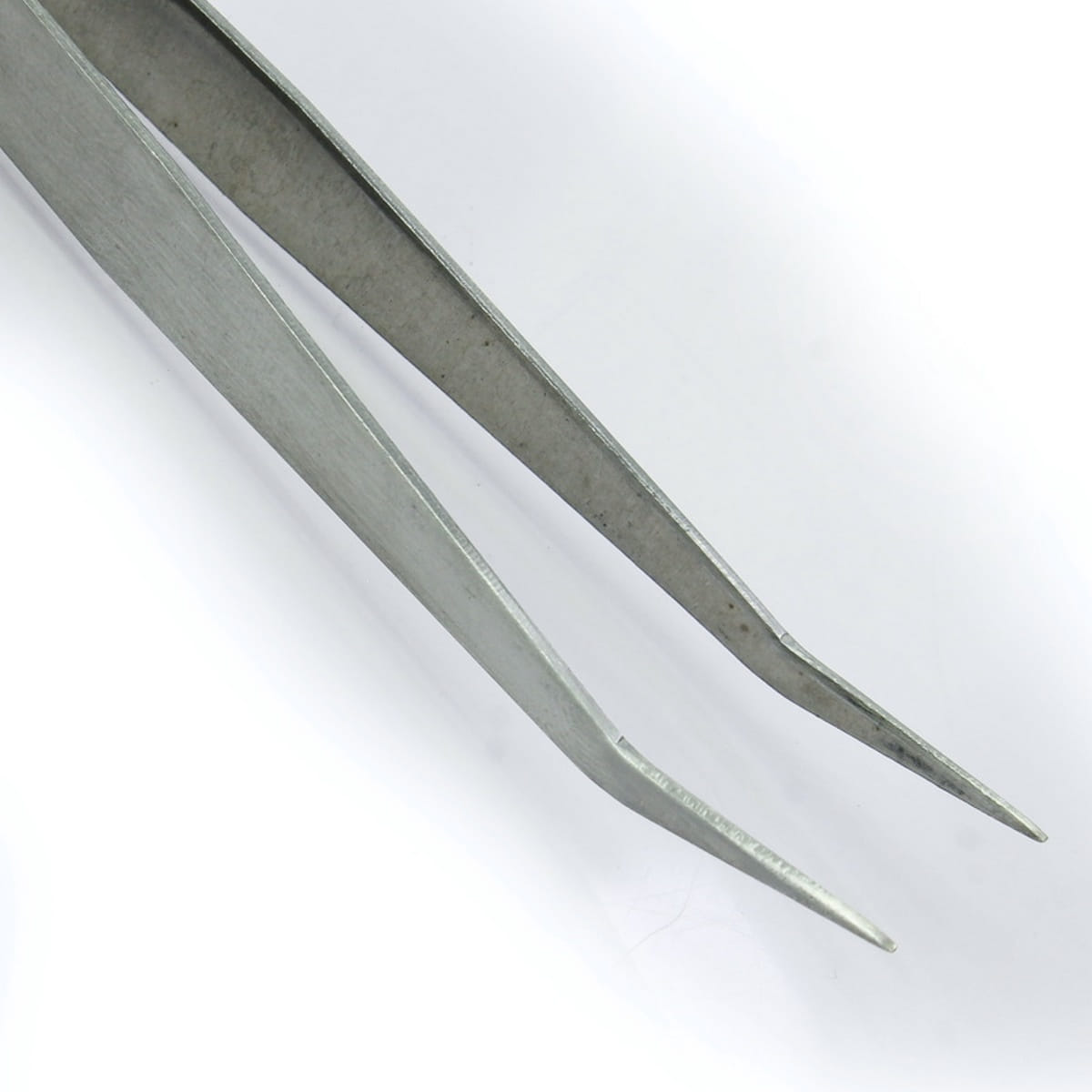 Sharp And Pointed Dissecting Forceps Curved (Tweezer) (Size; 1x15x1 Cm)